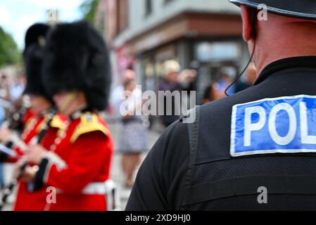 La relève du 1er Bataillon Welsh Guards a eu lieu à Windsor le 21 juin 2024 avec la musique live de la Band of the Grenadier Guards . Les routes autour du château de Windsor ont été fermées alors que la cérémonie a eu lieu ... Banque D'Images