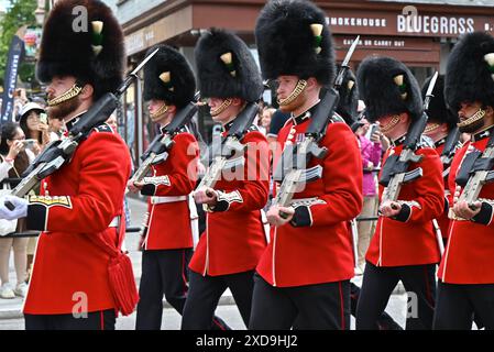 La relève du 1er Bataillon Welsh Guards a eu lieu à Windsor le 21 juin 2024 avec la musique live de la Band of the Grenadier Guards . Les routes autour du château de Windsor ont été fermées alors que la cérémonie a eu lieu ... Banque D'Images