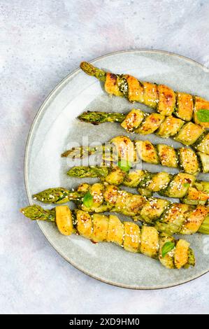Jeunes asperges vertes fraîches cuites dans de la pâte. Banque D'Images