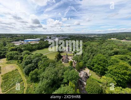 Allington près de Maidstone, Kent, Royaume-Uni. Drone vue du dessus du Big Field (ME16 0NH) vers l'ouest en direction de Kent Enviropower (cheminée) Integrated Waste ma Banque D'Images