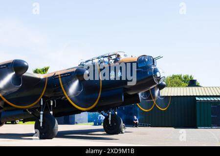 Royal Air Force Avro Lancaster Mk7, Just Jane, NX611 au centre d'aviation RAF East Kirkby. Lincolnshire, Angleterre. Moteur en marche et prop flou. Banque D'Images