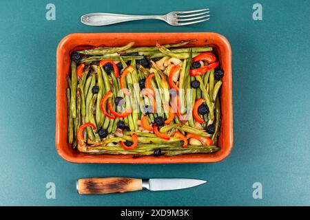 Tarte aux légumes dans un plat de cuisson. Tarte végétarienne aux haricots verts ou de brousse et aux poivrons. Vue de dessus. Banque D'Images