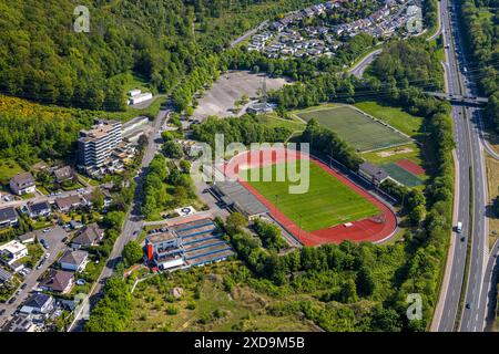 Vue aérienne, Erich-Berlet-Stadion, anciennement Kirchenbergstadion, stade de football et stade d'athlétisme avec terrain latéral, sur l'autoroute A46, Hohenlimburg Banque D'Images