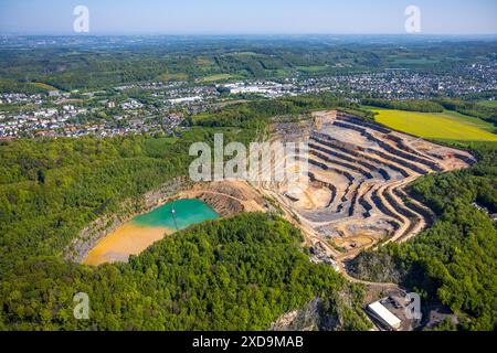 Vue aérienne, lac dans la carrière de Steltenberg, vue sur Oege et zone forestière avec vue lointaine, Hohenlimburg, Hagen, région de la Ruhr, Rhénanie du Nord-Westphalie, Germa Banque D'Images