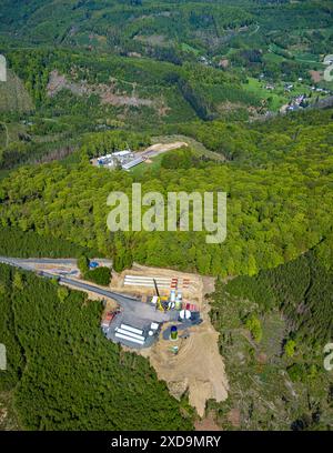 Vue aérienne, chantier avec construction neuve pour éoliennes centrale éolienne, forêt de Rafflenbeuler Kopf, Eilpe, Hagen, Ruhr, Nord RH Banque D'Images