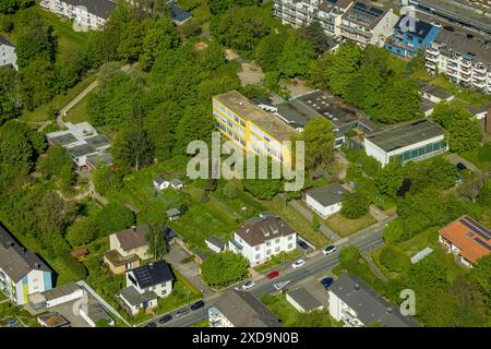 Vue aérienne, école primaire communautaire Spielbrink et maternelle protestante, arbres verts, Haspe-West, Hagen, région de la Ruhr, Rhénanie du Nord-Westphalie, Germa Banque D'Images