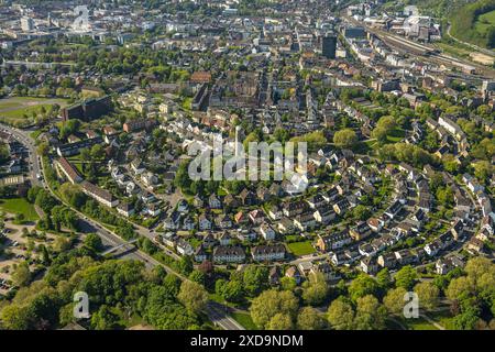 Vue aérienne, zone résidentielle semi-circulaire am Ischeland, vue du quartier d'Altenhagen avec l'église paroissiale Markus, quartier général de la police de Hagen sur la gauche, Banque D'Images