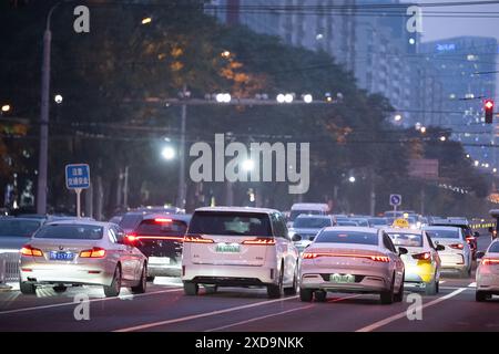 Pékin, Chine. 21 juin 2024. Une voiture à combustion BMW (l-R) se trouve à côté des voitures électriques chinoises de Voyah et BYD à un carrefour. Le ministre de l'économie Habeck est arrivé en Chine dans le cadre d'un voyage en Asie de l'est. Crédit : Sebastian Christoph Gollnow/dpa/Alamy Live News Banque D'Images