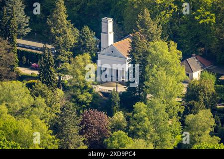 Vue aérienne, crématorium Eduard Müller Hagen Delstern, repère du cimetière Hagen Delstern dans la forêt, Eilpe, Hagen, région de la Ruhr, Rhénanie-du-Nord-Wes Banque D'Images