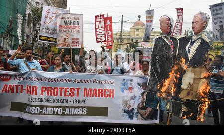 Kolkata, Inde. 19 juin 2024. All India Democratic Students Organization (AIDSO), All India Democratic Youth Organization (AIDYO), All India Mahila Sankritik Sangathan (AIMSS) ont organisé une marche de protestation contre la guerre en forte opposition à l'attaque israélienne et américaine contre la Palestine, le 30 juin 2024, à Kolkata, en Inde. À la fin du cortège, des effigies du président américain Joe Biden et du premier ministre israélien Benjamin Netanyahu ont été brûlées. (Photo de Sayantan Chakraborty/Pacific Press/Sipa USA) crédit : Sipa USA/Alamy Live News Banque D'Images