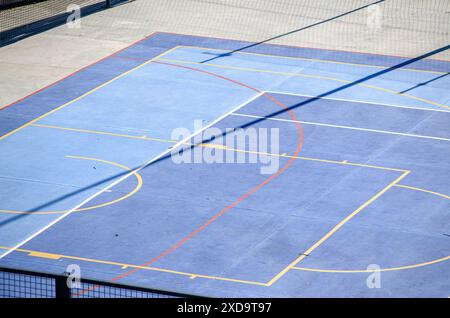 vue d'en haut d'un terrain de futsal, basket-ball et handball dans une cour d'école Banque D'Images