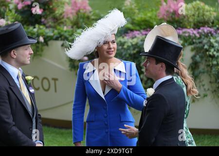 Lord Frederick Windsor (à gauche) et Lady Frederick Windsor (deuxième à gauche) pendant le quatrième jour de Royal Ascot à Ascot Racecourse, Berkshire. Date de la photo : vendredi 21 juin 2024. Voir PA Story RACING Ascot. Le crédit photo devrait se lire : Yui Mok/PA Wire. RESTRICTIONS : utilisation sujette à restrictions. Utilisation éditoriale uniquement, aucune utilisation commerciale sans le consentement préalable du titulaire des droits. Banque D'Images