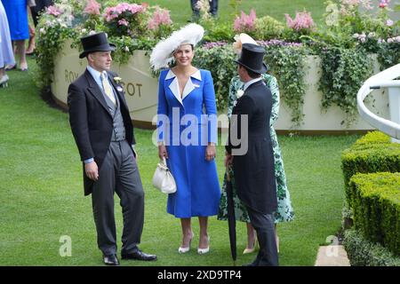 Lord Frederick Windsor (à gauche) et Lady Frederick Windsor (deuxième à gauche) pendant le quatrième jour de Royal Ascot à Ascot Racecourse, Berkshire. Date de la photo : vendredi 21 juin 2024. Voir PA Story RACING Ascot. Le crédit photo devrait se lire : Yui Mok/PA Wire. RESTRICTIONS : utilisation sujette à restrictions. Utilisation éditoriale uniquement, aucune utilisation commerciale sans le consentement préalable du titulaire des droits. Banque D'Images