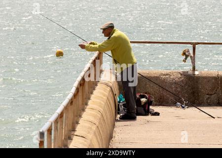 Ville de Brighton & Hove, East Sussex, Royaume-Uni. Les amateurs de soleil descendent à la plage de Brighton et Hove le premier jour de l'été 2024. 21 juin 2024. David Smith/Alamy Banque D'Images