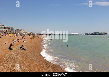 Ville de Brighton & Hove, East Sussex, Royaume-Uni. Les amateurs de soleil descendent à la plage de Brighton et Hove le premier jour de l'été 2024. 21 juin 2024. David Smith/Alamy Banque D'Images