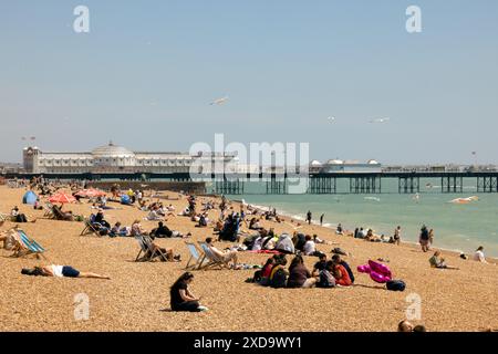 Ville de Brighton & Hove, East Sussex, Royaume-Uni. Les amateurs de soleil descendent à la plage de Brighton et Hove le premier jour de l'été 2024. 21 juin 2024. David Smith/Alamy Banque D'Images