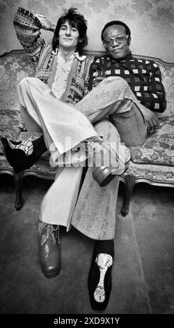 Ron Wood (Ronnie Wood) (l) des Rolling Stones pose avec Bobby Womack. (Photo GIJSBERT HANEKROOT) Banque D'Images