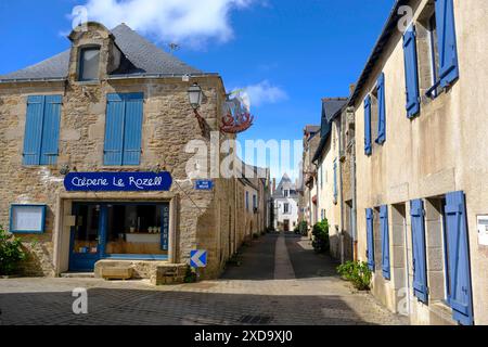 Frankreich, Piriac-sur-mer, 30 mars 2024 : Die Creperie le Rozell in einer Gasse mit typischen alten Fischerhäusern in der kleinen Hafenstadt Piriac-sur-mer an der franzoesischen Atlantikkueste im Departement Loire-Atlantique in der Region pays de la Loire *** France, Piriac sur mer, 30 03 2024 la Crèperie le Rozell dans une ruelle avec des vieilles maisons de pêcheurs typiques dans la petite ville portuaire de Piriac sur mer sur la côte atlantique française dans le département de la Loire Atlantique dans la région pays de la Loire Banque D'Images