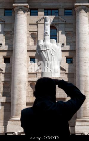 Italie, Lombardie, Milan, Piazza Affari Square, L.O.V.E. sculpture de Maurizio Cattelan date 2010 Front Stock Exchange Banque D'Images