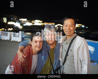 Hangzhou, province chinoise du Zhejiang. 17 juin 2024. Kathleen Margaret Birch (C) et Karen Louise Birch (G), familles d'un soldat britannique victime du naufrage du Lisbon Maru, posent pour une photo avec Hu Yifang, fils d'un sauveteur chinois à Zhoushan, province du Zhejiang, dans l'est de la Chine, le 17 juin 2024. POUR ALLER DE L'avant AVEC 'China Focus : les familles chinoises et britanniques chérissent des liens vieux de huit décennies formés dans le sauvetage du Maru de Lisbonne' crédit : Yu Aicen/Xinhua/Alamy Live News Banque D'Images