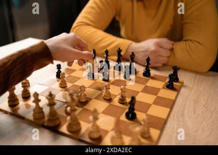 homme déplaçant la pièce d'échecs sur le concept de jeu de plateau d'échecs pour les idées et la compétition et la stratégie Banque D'Images