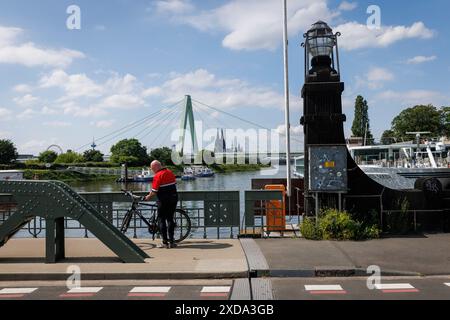 Vue du pont pivot au port dans le quartier Deutz au pont Severins au-dessus du Rhin, derrière le pont la cathédrale, Cologne, Banque D'Images