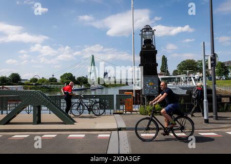 Vue du pont pivot au port dans le quartier Deutz au pont Severins au-dessus du Rhin, derrière le pont la cathédrale, Cologne, Banque D'Images