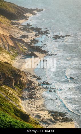 Vue aérienne de la côte brésilienne avec alternance de plages et de rochers lavés par l'océan Atlantique près de la furada pedra. Jericoacoara, Ceara, Brésil Banque D'Images