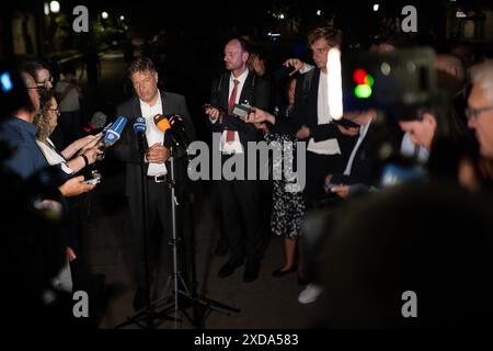 Pékin, Chine. 21 juin 2024. Robert Habeck (Alliance 90/les Verts, centre l), ministre fédéral de l'économie et de la protection du climat, s'adresse à des journalistes lors d'une visite en Chine. Habeck est arrivé en Chine dans le cadre d’un voyage en Asie de l’est. Crédit : Sebastian Christoph Gollnow/dpa/Alamy Live News Banque D'Images