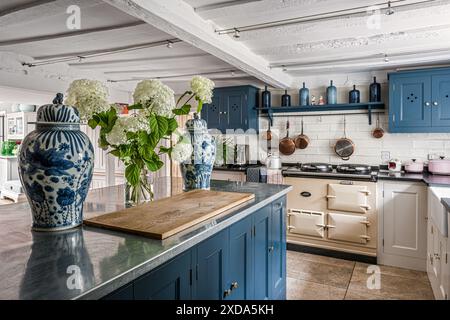 Pots à couvercle bleu et blanc d'OKA dans une cuisine de ferme rénovée du 16ème siècle, Suffolk, Angleterre, Royaume-Uni Banque D'Images