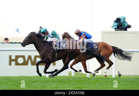 Porta Fortuna montée par Tom Marquand (à gauche) sur leur chemin pour gagner les Coronation Stakes lors de la quatrième journée de Royal Ascot à Ascot Racecourse, Berkshire. Date de la photo : vendredi 21 juin 2024. Banque D'Images