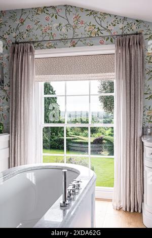 Salle de bains de luxe avec vue sur le jardin de la maison de campagne du 16ème siècle, Suffolk, Angleterre, Royaume-Uni Banque D'Images