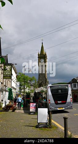 Machynlleth Market Town à Powys au centre du pays de Galles montrant des étals de marché, des rues, des magasins, l'horloge de la ville, les façades des magasins de gens et le transport pour le pays de Galles bus. Banque D'Images