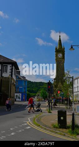 Machynlleth Market Town à Powys au centre du pays de Galles montrant des étals de marché, des rues, des magasins, l'horloge de la ville, les devantures de magasins et les transports. Banque D'Images