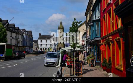 Machynlleth Market Town à Powys au centre du pays de Galles montrant des étals de marché, des rues, des magasins, l'horloge de la ville, les devantures de magasins et les transports. Banque D'Images