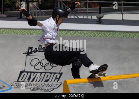 Budapest, Hongrie. 21 juin 2024. Chen Ye, de Chine, participe aux préliminaires du skateboard du parc masculin à la série qualificative olympique Budapest à Budapest, Hongrie, le 21 juin 2024. Crédit : Attila Volgyi/Xinhua/Alamy Live News Banque D'Images