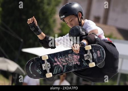 Budapest, Hongrie. 21 juin 2024. Chen Ye, de Chine, participe aux préliminaires du skateboard du parc masculin à la série qualificative olympique Budapest à Budapest, Hongrie, le 21 juin 2024. Crédit : Attila Volgyi/Xinhua/Alamy Live News Banque D'Images