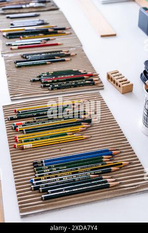 Dégradés de crayons disposés dans l'atelier de l'artiste. Camden, Londres, Royaume-Uni Banque D'Images