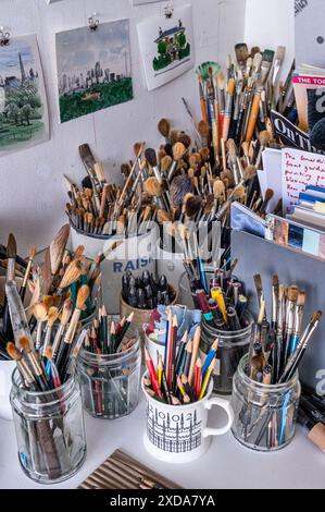 Pinceaux et croquis d'aquarelle dans l'atelier de l'artiste. Camden, Londres, Royaume-Uni Banque D'Images