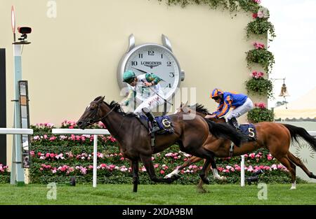 21 juin 2024 ; Ascot Racecourse, Berkshire, Angleterre : Royal Ascot Horse Racing, jour 4 ; Porta Fortuna montée par Tom Marquand entraînée par Donnacha Aidan O'Brien remporte la course 3 ; The Coronation Stakes avec Tom Marquand célébrant Banque D'Images