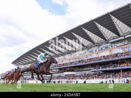 21 juin 2024 ; hippodrome d'Ascot, Berkshire, Angleterre : Royal Ascot Horse Racing, jour 4 ; Porta Fortuna montée par Tom Marquand entraînée par Donnacha Aidan O'Brien remporte la course 3 ; The Coronation Stakes Banque D'Images