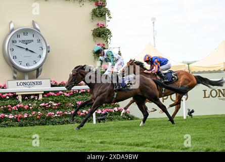 21 juin 2024 ; hippodrome d'Ascot, Berkshire, Angleterre : Royal Ascot Horse Racing, jour 4 ; Porta Fortuna montée par Tom Marquand entraînée par Donnacha Aidan O'Brien remporte la course 3 ; The Coronation Stakes Banque D'Images