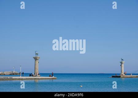 Elafos et Elafina, cerf et arrière, sculptures sur colonnes, entrée du port Mandraki port, Rhodes, archipel du Dodécanèse, îles grecques, Grèce Banque D'Images