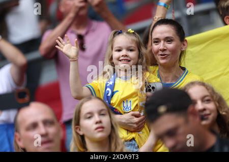 Dusseldorf, Allemagne. 21 juin 2024. Les fans de l'Ukraine réagissent avant le match de l'UEFA Euro 2024 Groupe E entre la Slovaquie et l'Ukraine à Dusseldorf, en Allemagne, le 21 juin 2024. Crédit : Pan Yulong/Xinhua/Alamy Live News Banque D'Images