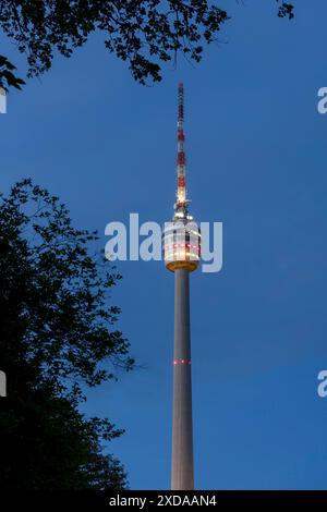 La tour de télévision de Stuttgart s'illumine aux couleurs nationales noir, rouge et or pour le Championnat d'Europe de football 2024, en soirée, Stuttgart Banque D'Images