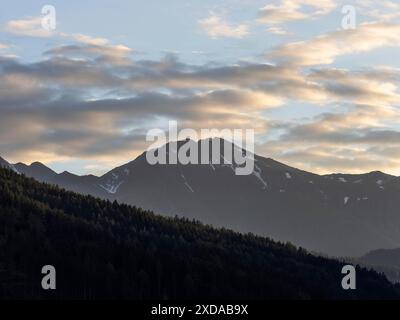 Lumière du soir sur le sommet de la montagne, Almspitz, Rottenhow Tauern, vue de Gaishorn am See, Styrie, Autriche Banque D'Images