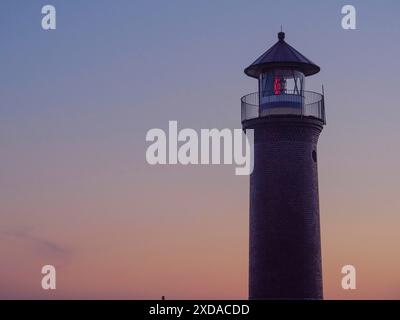 Phare au coucher du soleil, ciel aux couleurs pastel, atmosphère romantique et calme, juist, mer du Nord, allemagne Banque D'Images