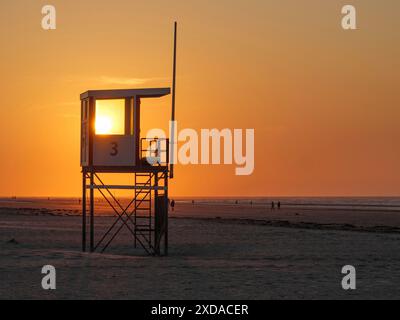 Tour de sauvetage sur la plage au coucher du soleil, la lumière orange du soleil brille à travers la fenêtre, juist, frise orientale, allemagne Banque D'Images