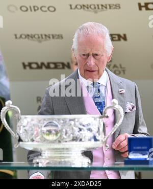 21 juin 2024 ; Ascot Racecourse, Berkshire, Angleterre : Royal Ascot Horse Racing, jour 4 ; SAR le roi Charles III admire la Coupe du couronnement avant de la présenter Banque D'Images