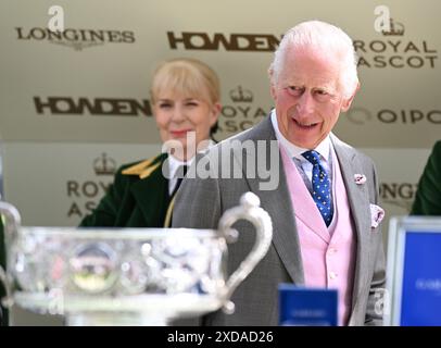 21 juin 2024 ; Ascot Racecourse, Berkshire, Angleterre : Royal Ascot Horse Racing, jour 4 ; SAR le roi Charles III admire la Coupe du couronnement avant de la présenter Banque D'Images